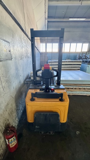 штабелёр электрический самоходный (на 1500кг)