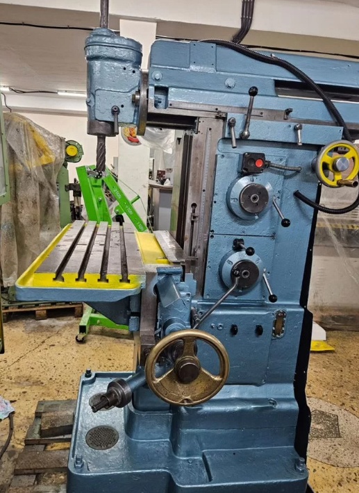 Универсально-фрезерный станок 676П