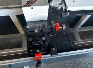 Усозарезной торцовочный двухпильно-сверлильный станок AHC Makina Alu200PRO