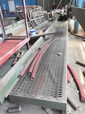 Одностоечный позиционер с роликовыми опорами и сквозным отверстием