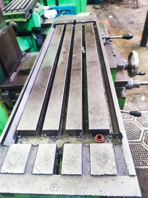 Вертикально-фрезерный станок 6т10