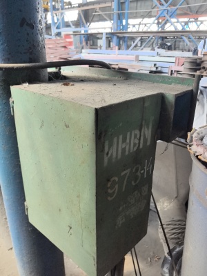 Одностоечный позиционер с роликовыми опорами и сквозным отверстием