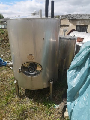 Резервуар для пищевых жидкостей 1,8 м3 с мешалкой. Смеситель жидкостей