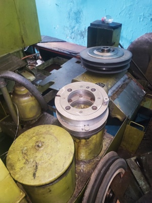 Резьбошлифовальный станок 5к823в