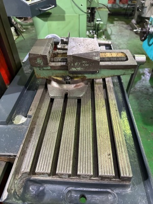 Широкоуниверсальный фрезерный станок высокой точности 6720вф2