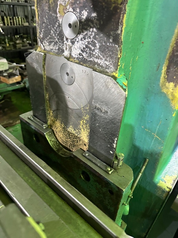 Вертикальный фрезерный станок 6т13