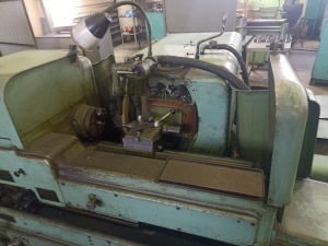 Универсальный резьбошлифовальный станок 5822