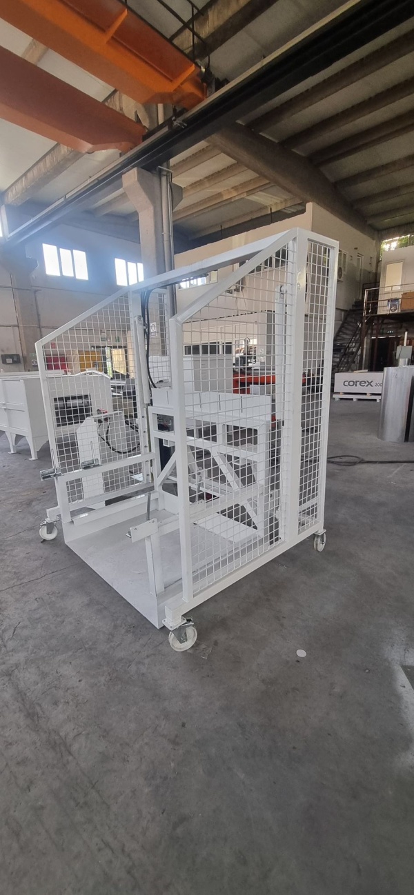 Опрокидыватель мусорных баков мобильный (подкатной) DownWaste BT.006 для работы с пандуса при низкой высоте ворот