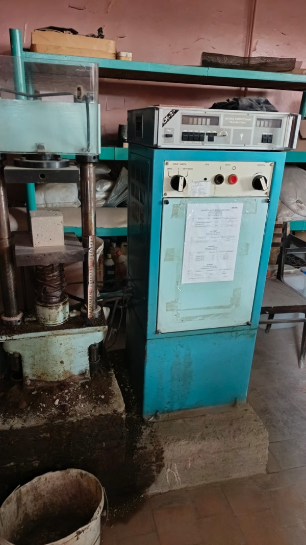 Испытательный лабораторный пресс