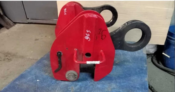 Захват вертикальный Terrier 9 STS г/п 9,0 т, лист