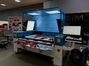 Конвейерный раскройный лазерный комплекс GBOS GH1812TT-AT-SCCD для рулонных материалов с определением контура цифровой печати