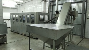 Линия фасовки газированных напитков формат 0,5-1,0-1,5 литра ПЭТ в хорошем рабочем состоянии (без упаковщика)