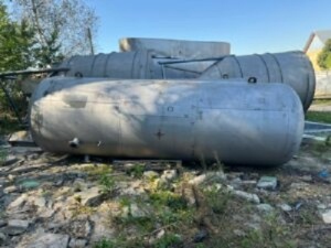 Емкости нержавеющие, объем -10 куб.м., вертикальные, толстостенные, инв 4045