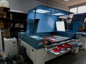 Конвейерный раскройный лазерный комплекс GBOS GH1812TT-AT-SCCD для рулонных материалов с определением контура цифровой печати