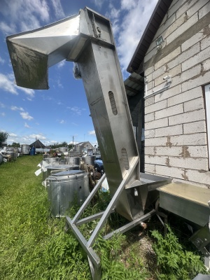 Транспортер наклонный скребковый с бункером