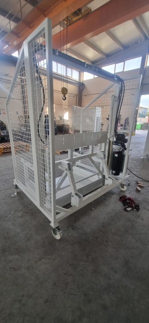 Опрокидыватель мусорных баков мобильный (подкатной) DownWaste BT.006 для работы с пандуса при низкой высоте ворот