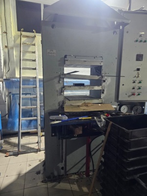 Пресс вулканизационный 5 нагревательных плит. Лифт гидравлический для прессформ. 250 тонн усилие смыкания. Плиты 600*600. Подключен