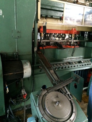 Автоматическая линия, дно аэрозольного баллона