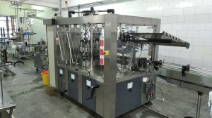 Автоматический моноблок () для распределения и обжима шампанских колпачков MONOSTADIO F/T6