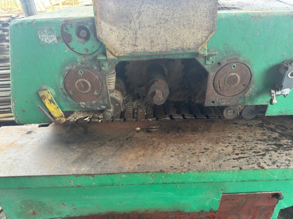 Станок многопильный(кромкообрезной) с гусеничной подачей