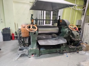 Вальцы 1 метр китай для резины. Можно сразу загружать 60 кг каучука