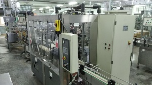 Автоматический моноблок () для распределения и обжима шампанских колпачков MONOSTADIO F/T6