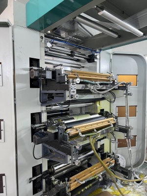 Флексографическая печатная 6-цветная машина