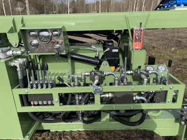 Дизельная самоходная буровая установка на гусеничном ходу