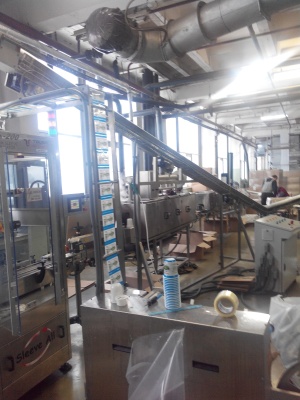 Машина для автоматического нанесения термоусадочных этикеток на конические стаканы