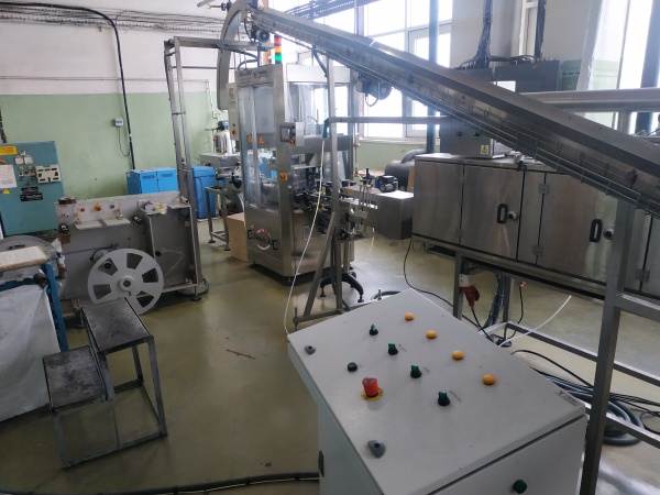 Машина для автоматического нанесения термоусадочных этикеток на конические стаканы