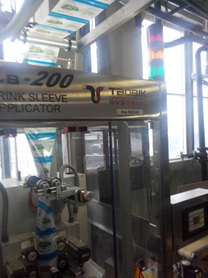 Машина для автоматического нанесения термоусадочных этикеток на конические стаканы