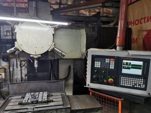 2Р135Ф2-1 - вертикально-сверлильный станок с ЧПУ(можно фрезеровать)