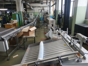 Машина для автоматического нанесения термоусадочных этикеток на конические стаканы