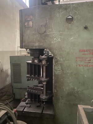 Вертикальный гидравлический пресс П6326