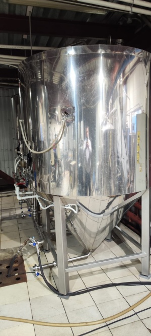 Цилиндро-конический бродильный аппарат (ЦКТ) объёмом 2200 литров, изготовленный из нержавеющей стали, с двумя контурами охлаждения