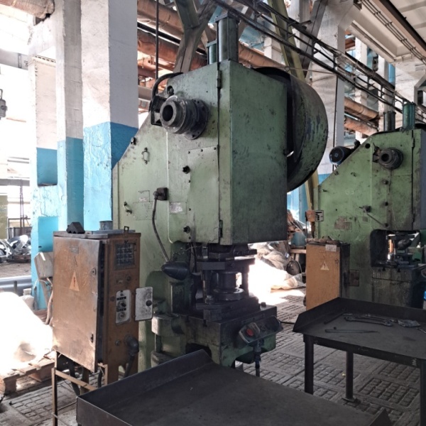 Осуществляем продажу пресса кривошипного КД1426В (40 тн усилия) с регулировкой высоты стола