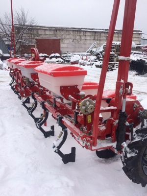 Сеялка пневматическая междурядная УПС 8 точного высева