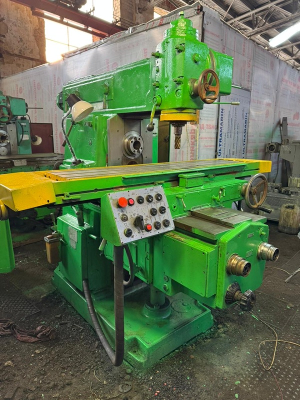 Продаём универсально-фрезерный станок модели 6Т83Ш