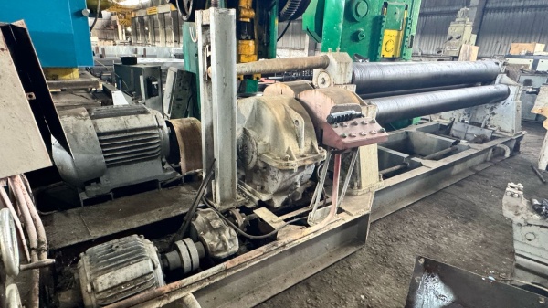 Предлагаем к продаже вальцы трехвалковые И2222 - 16 * 3150 мм