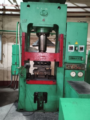 Предлагаем к продаже гидравлический пресс ДБ2432 (160 тн усилия)