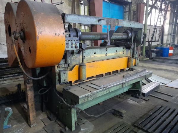 Гильотина Н3111 12* 2500