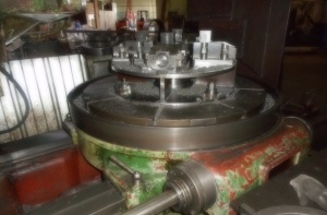 Зубофрезерный вертикальный станок TOS FO-16