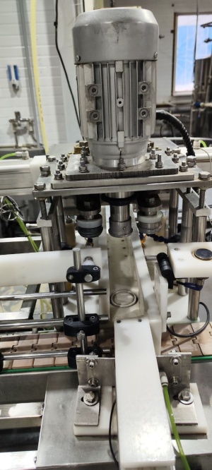 Автомат розлива и завальцовки в алюминиевые банки