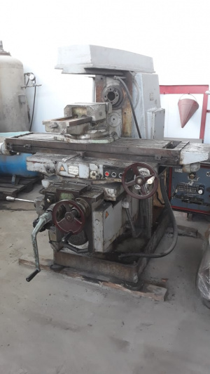 горизонтально-фрезерный станок 6Р82