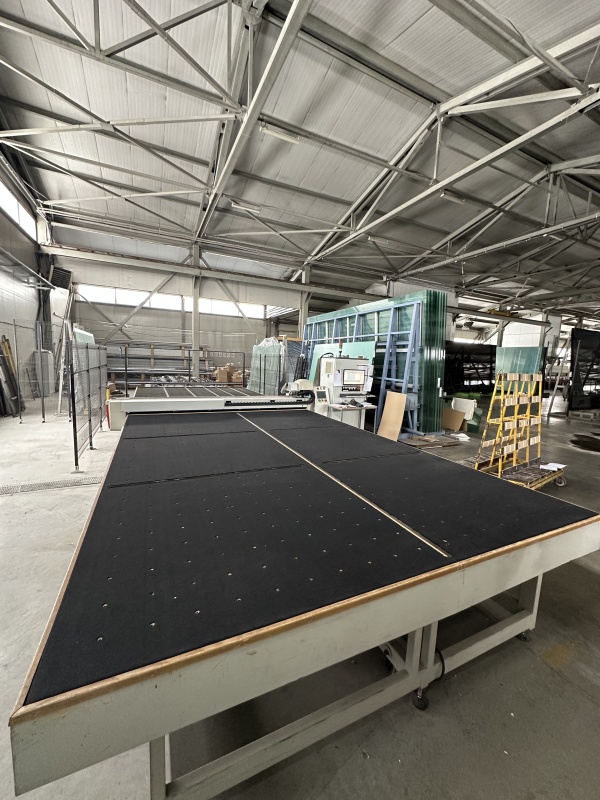 Линия резки стекла INTERMAC Genius 37 CT-A. Три стола - загрузки, раскроя и разлома