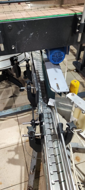 Этикетировочный автомат ЭР-4 для нанесения самоклеящихся этикеток на тару различного типа