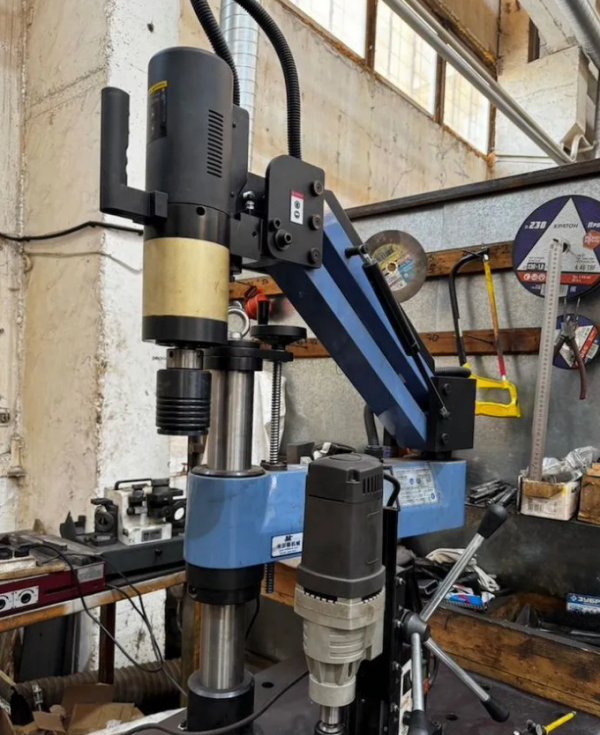 Резьбонарезной электрический манипулятор