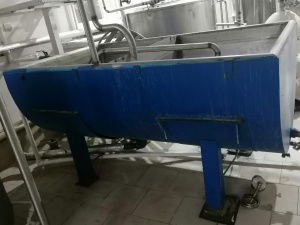 Молочное оборудование: холод.камера 100м3, ВТН-2,5(2шт), РПУ, ванна с перегородкой, ОСВ-4, СИПмойка, 5т емкость для молока,чиллер, сепаратор