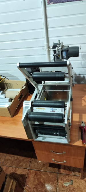 Полуавтоматический MT-50 с встроенным датером для нанесения самоклеящихся этикеток на цилиндрическую тару