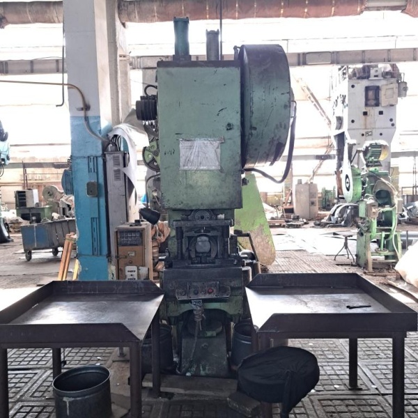 Продаём кривошипный пресс КД1426А (40 тн усилия) с регулировкой высоты стола